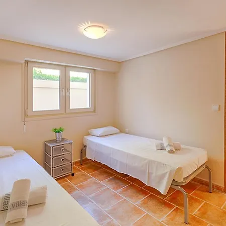 Guzman - Romero Βίλα